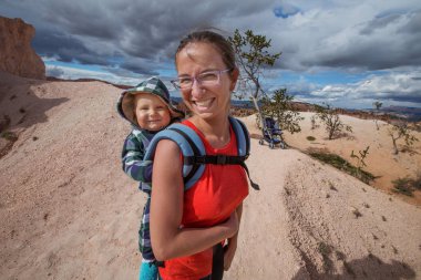 Bir kadınla erkek bebek Bryce canyon Ulusal Pa hiking
