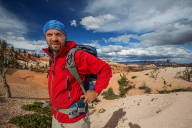 Uzun yürüyüşe çıkan kimse Utah, ABD Bryce canyon Milli Parkı ziyaret