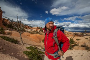 Uzun yürüyüşe çıkan kimse Utah, ABD Bryce canyon Milli Parkı ziyaret