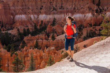 Uzun yürüyüşe çıkan kimse Utah, ABD Bryce canyon Milli Parkı ziyaret