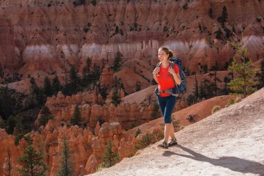 Uzun yürüyüşe çıkan kimse Utah, ABD Bryce canyon Milli Parkı ziyaret