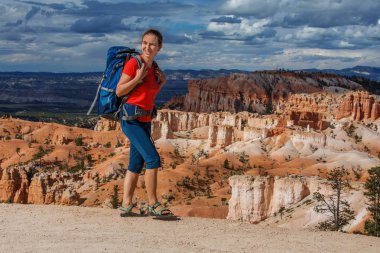 Uzun yürüyüşe çıkan kimse Utah, ABD Bryce canyon Milli Parkı ziyaret
