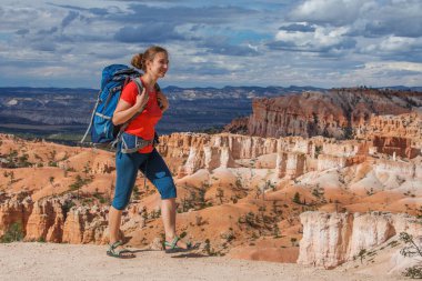 Uzun yürüyüşe çıkan kimse Utah, ABD Bryce canyon Milli Parkı ziyaret