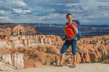 Uzun yürüyüşe çıkan kimse Utah, ABD Bryce canyon Milli Parkı ziyaret