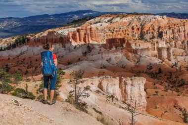 Uzun yürüyüşe çıkan kimse Utah, ABD Bryce canyon Milli Parkı ziyaret
