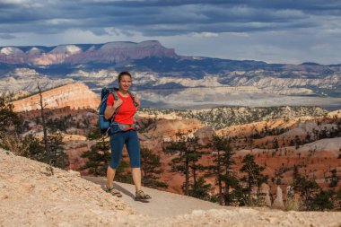 Uzun yürüyüşe çıkan kimse Utah, ABD Bryce canyon Milli Parkı ziyaret
