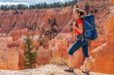 Uzun yürüyüşe çıkan kimse Utah, ABD Bryce canyon Milli Parkı ziyaret