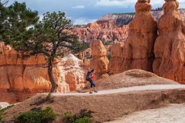 Uzun yürüyüşe çıkan kimse Utah, ABD Bryce canyon Milli Parkı ziyaret