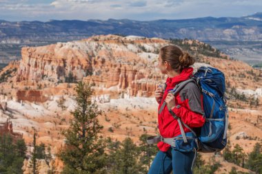 Uzun yürüyüşe çıkan kimse Utah, ABD Bryce canyon Milli Parkı ziyaret