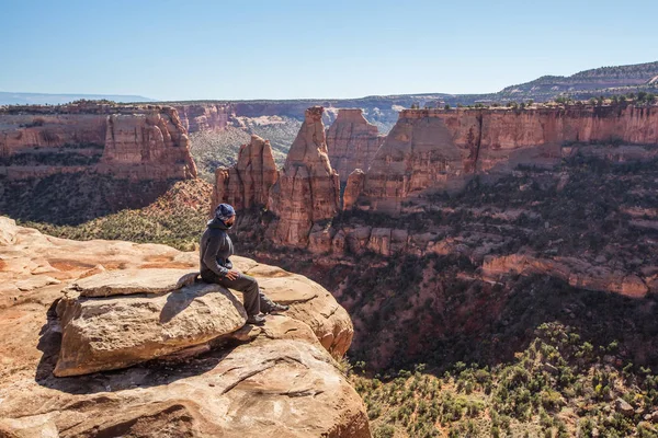 Hiker Sitter Klippan Colorado National Monument Usa — Stockfoto