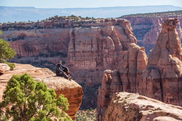 Hiker Sitting Cliff Colorado National Monument Usa — Stock Photo, Image