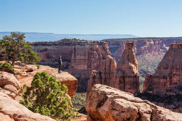 Hiker Sitting Cliff Colorado National Monument Usa — Stock Photo, Image