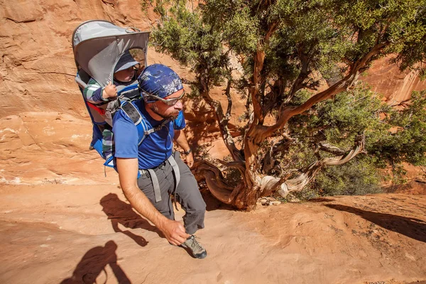 Una Familia Con Hijo Pequeño Visita Parque Nacional Arches Utah —  Fotos de Stock