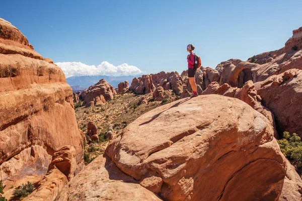 Uzun yürüyüşe çıkan kimse Arches National park Utah, ABD aittir