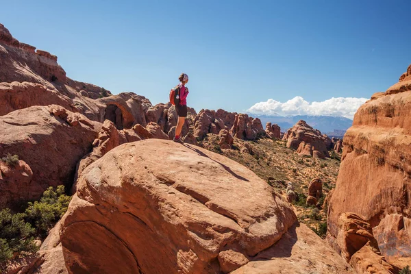 Uzun yürüyüşe çıkan kimse Arches National park Utah, ABD aittir