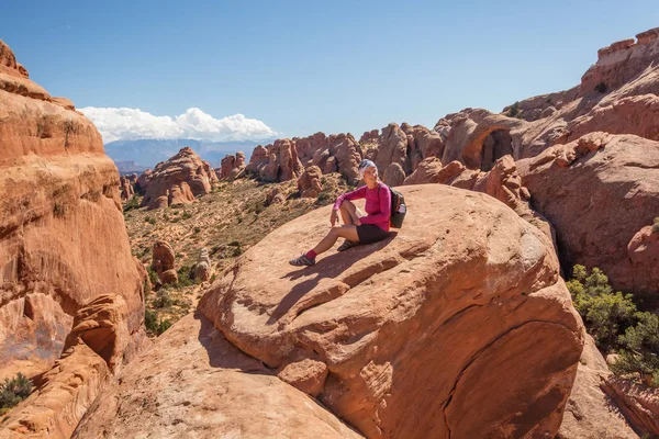 Uzun yürüyüşe çıkan kimse Arches National park Utah, ABD aittir