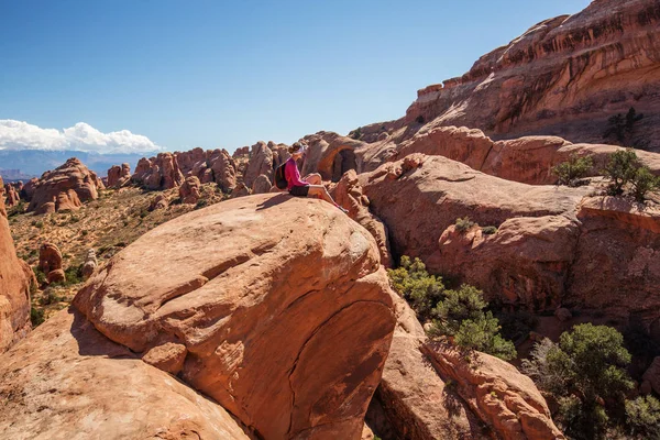 Uzun yürüyüşe çıkan kimse Arches National park Utah, ABD aittir