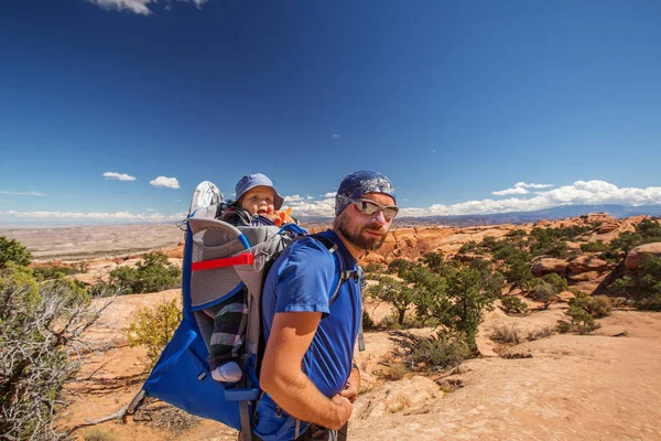 Besök Familj Med Baby Son Arches National Park Utah Usa — Stockfoto