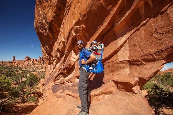 Besök Familj Med Baby Son Arches National Park Utah Usa — Stockfoto