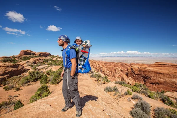 Uma Família Com Filhote Visita Parque Nacional Dos Arcos Utah — Fotografia de Stock