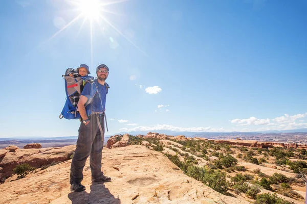 Besök Familj Med Baby Son Arches National Park Utah Usa — Stockfoto