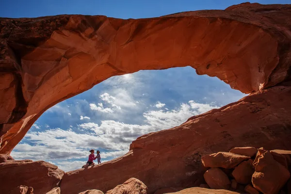 Mother Her Baby Son Stay Skyline Arch Arches National Park — Stock Photo, Image