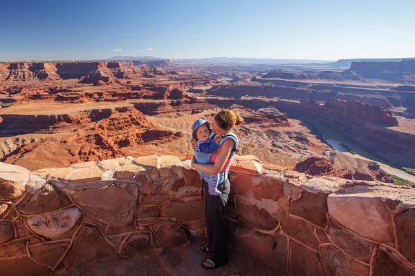 Una Madre Hijo Pequeño Visitan Parque Nacional Canyonlands Utah — Foto de Stock