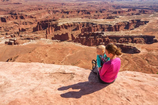 Bir anne ve bebek oğlu Canyonlands Milli Parkı Utah, ABD ziyaret edin