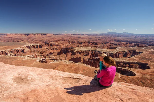Bir anne ve bebek oğlu Canyonlands Milli Parkı Utah, ABD ziyaret edin