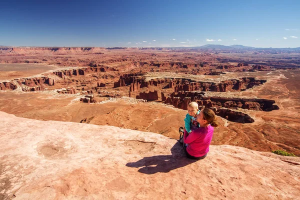 Bir anne ve bebek oğlu Canyonlands Milli Parkı Utah, ABD ziyaret edin