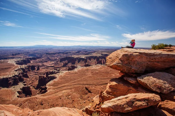 Bir anne ve bebek oğlu Canyonlands Milli Parkı Utah, ABD ziyaret edin