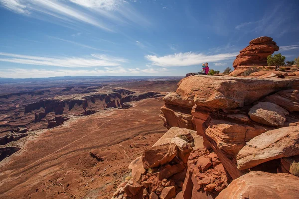 Een Moeder Haar Zoontje Bezoek Canyonlands National Park Utah Verenigde — Stockfoto