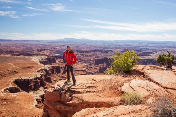 Uzun yürüyüşe çıkan kimse Canyonlands Milli Parkı'nda Utah, ABD