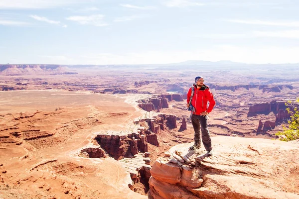 Uzun yürüyüşe çıkan kimse Canyonlands Milli Parkı'nda Utah, ABD