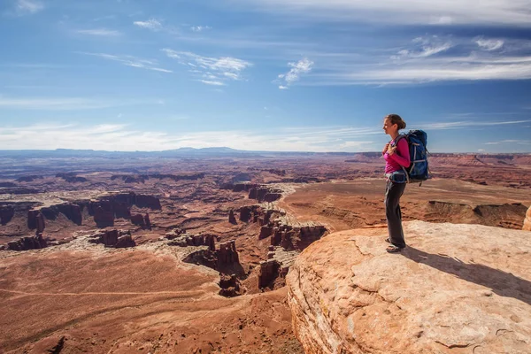 Uzun yürüyüşe çıkan kimse Canyonlands Milli Parkı'nda Utah, ABD aittir