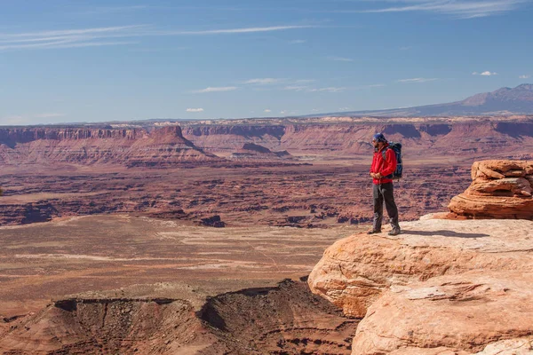 Turysta Canyonlands National Park Utah Stany Zjednoczone Ameryki — Zdjęcie stockowe