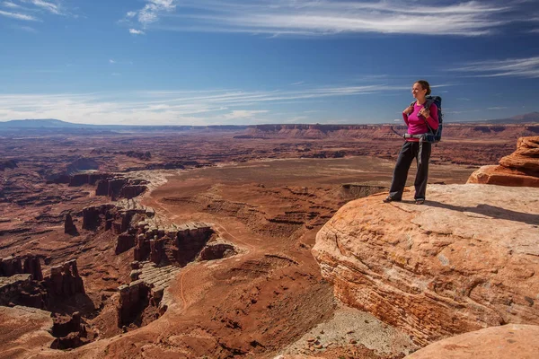 Uzun yürüyüşe çıkan kimse Canyonlands Milli Parkı'nda Utah, ABD aittir