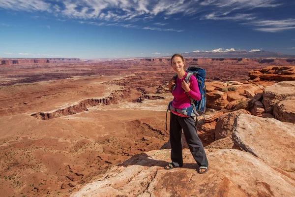 Uzun yürüyüşe çıkan kimse Canyonlands Milli Parkı'nda Utah, ABD aittir