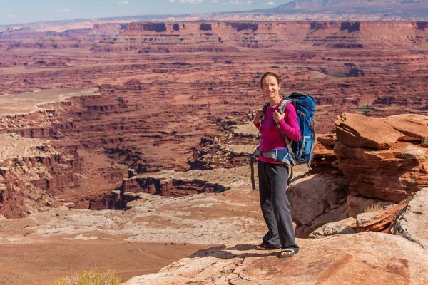 Uzun Yürüyüşe Çıkan Kimse Canyonlands Milli Parkı Nda Utah Abd — Stok fotoğraf