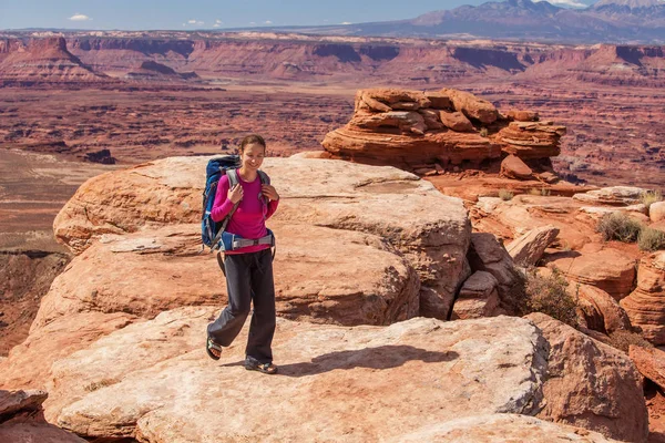 Uzun yürüyüşe çıkan kimse Canyonlands Milli Parkı'nda Utah, ABD aittir