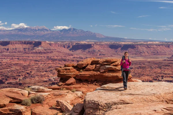 Uzun yürüyüşe çıkan kimse Canyonlands Milli Parkı'nda Utah, ABD aittir