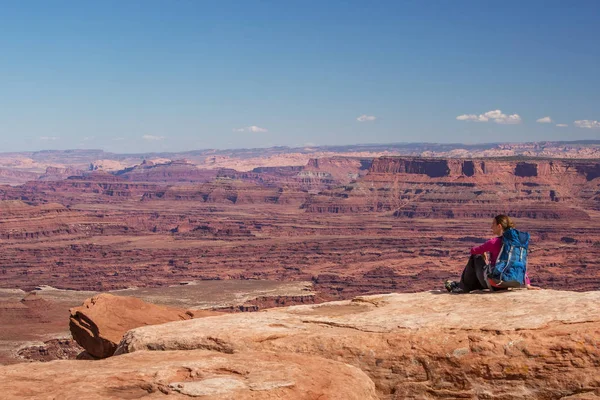 Excursionista Descansa Parque Nacional Canyonlands Utah — Foto de Stock