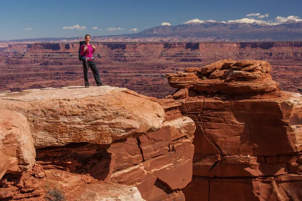 Turysta Spoczywa Canyonlands National Park Utah Stany Zjednoczone Ameryki — Zdjęcie stockowe