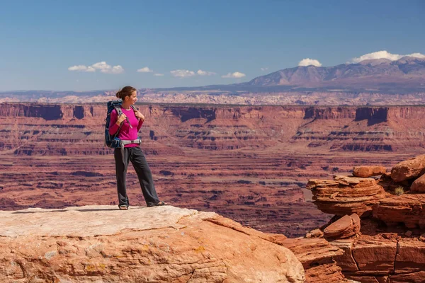 Turysta Spoczywa Canyonlands National Park Utah Stany Zjednoczone Ameryki — Zdjęcie stockowe