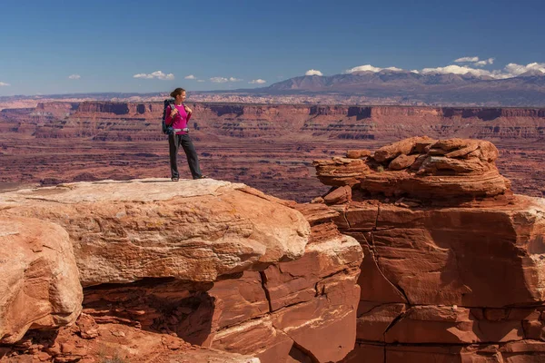 Uzun yürüyüşe çıkan kimse Canyonlands Milli Parkı'nda Utah, ABD aittir