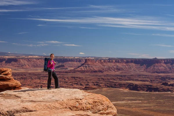 Uzun yürüyüşe çıkan kimse Canyonlands Milli Parkı'nda Utah, ABD aittir