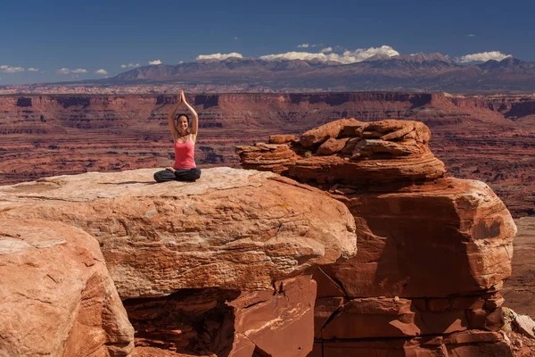 Жінка Медитації Робити Йога Каньонлендс Національний Парк Штаті Юта Сша — стокове фото