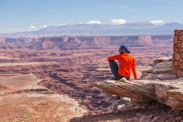 Uzun yürüyüşe çıkan kimse Canyonlands Milli Parkı'nda Utah, ABD