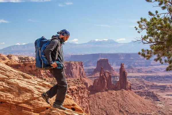 Uzun yürüyüşe çıkan kimse Canyonlands Milli Parkı'nda Utah, ABD