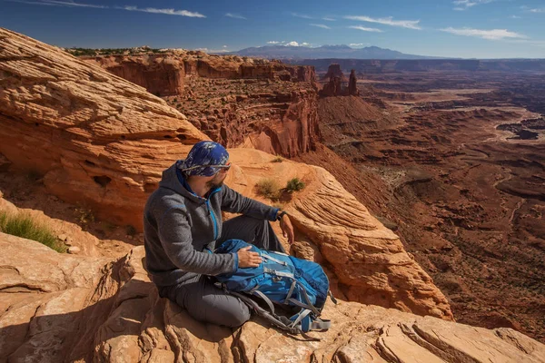 Uzun yürüyüşe çıkan kimse Canyonlands Milli Parkı'nda Utah, ABD